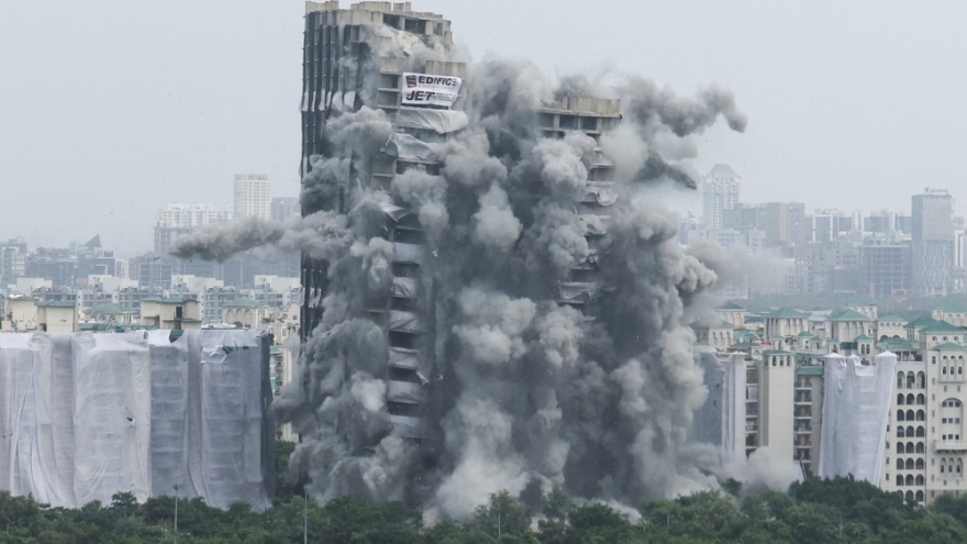 Ấn Độ đánh sập 2 tòa chung cư cao hơn 100m trong 10 giây
